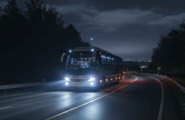 Tecnología LED para máxima visibilidad en rutas nocturnas: faros delanteros para buses.