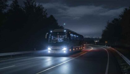 Tecnología LED para máxima visibilidad en rutas nocturnas: faros delanteros para buses.
